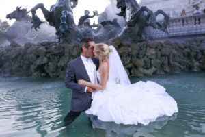 Bordeaux couple de jeunes maries s'embrassent dans la fontaine des girondins aux Quinconces