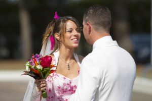 le marié découvre sa future épouse en robe de mariage juste avant la cérémonie civile de mariage au Grand Darnal a Bruges Sebastien Huruguen Photographe Mariage Bordeaux