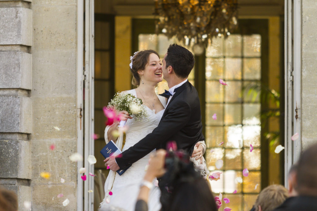 couple de mariés heureux à la sortie de la mairie de talence dans le parc de peixotto en Gironde sous l'oeil du photographe de mariage à Bordeaux Sébastien Huruguen