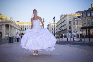 Mariée en robe de Mariage dans le centre ville de Bordeaux pour une séance trash the dress avec le photographe de mariage Sebastien Huruguen