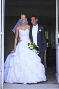 Mariage Bordeaux cérémonie civile Le Grand Darnal à Bruges sortie du couple de jeunes mariés souriants robe de mariée sébastien huruguen photo de mariage à bordeaux