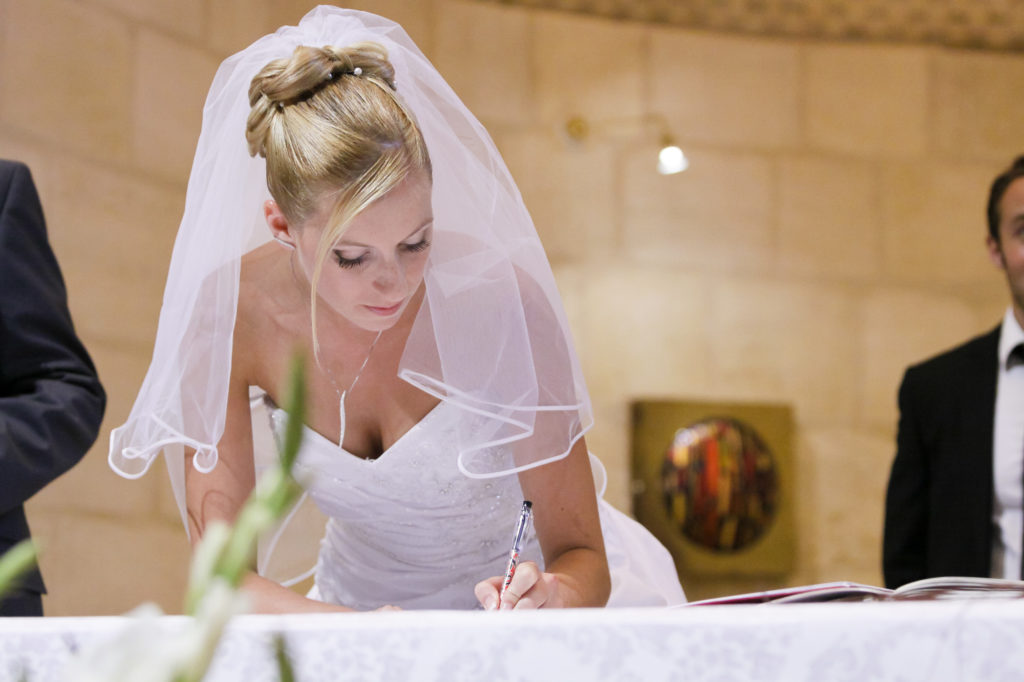 Mariée signature mariage cérémonie religieuse eglise