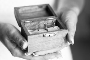 Photo des alliances et anneaux de mariage dans leur joli écrin tenu dans les mains de la mariée Mariage Photographe Sebastien Huruguen à Bordeaux