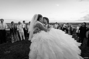 bride-kissing-wedding-mariage-bordeaux-soiree-danse-chateau-langoiran-gironde-bordeaux-libourne-sebastien-huruguen-photographe