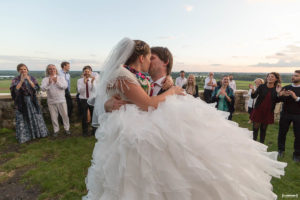 bride-kissing-wedding-sunset-mariage-bordeaux-soiree-danse-chateau-langoiran-gironde-bordeaux-libourne-sebastien-huruguen-photographe