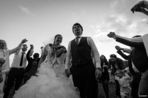 danse-autour-des-maries-celebrations-soiree-cercle-sebastien-huruguen-photographe-mariage-bordeaux