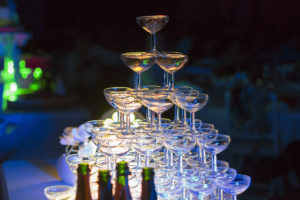 service du champagne pour le gateau de mariage pyramide de coupes de champagnes en fontaine cascade