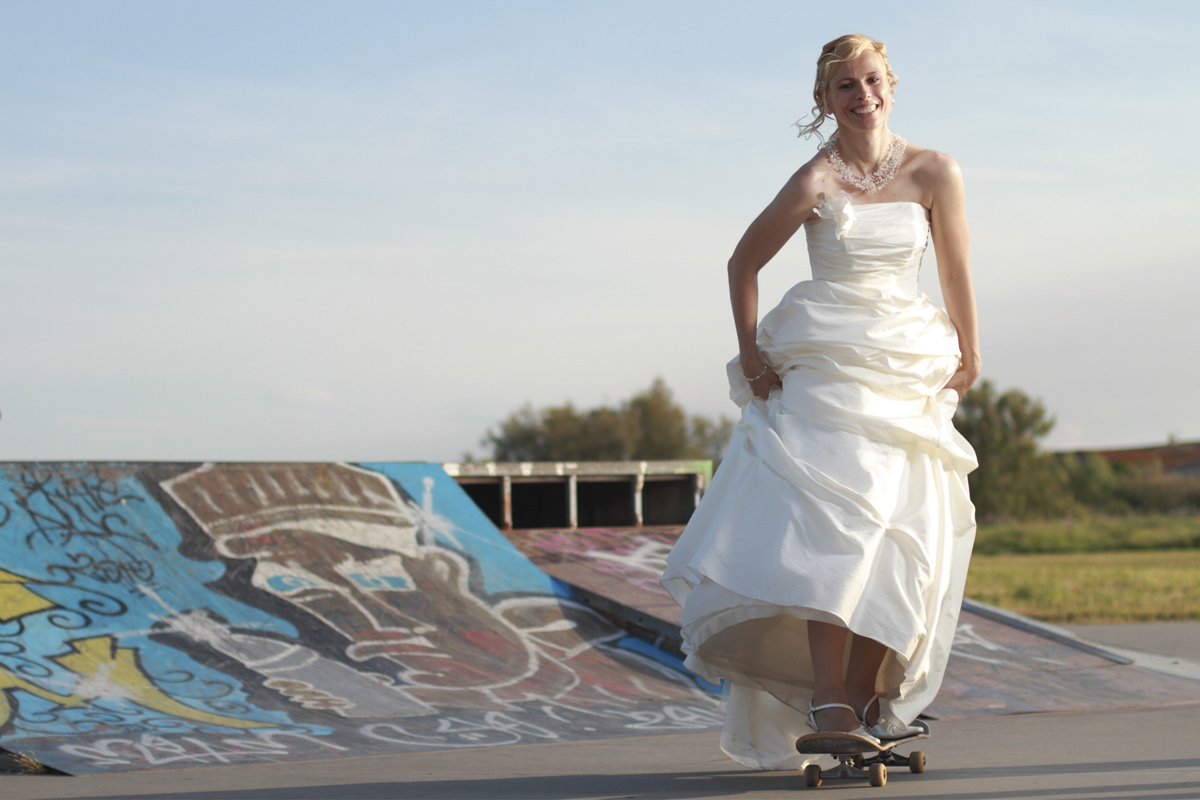 jeune mariée en robe de mariée sur un skateboard seance trash the dress Sebastien Huruguen Photographe Mariage Bordeaux