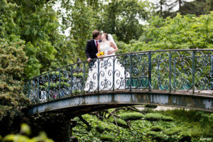 Mariés qui s'embrassent sur un pont dans le Jardin Publique de Bordeaux