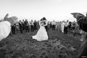 Soirée de mariage, danse autour des mariés en cercle