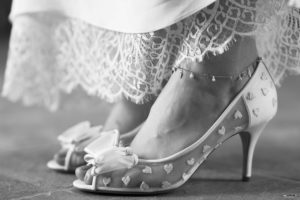 Charlotte Mills shoes escarpins dentelle white blanc heart coeurs noeud talons pieds foot feet wedding shoes chaussures de mariage sebastien huruguen @charlottemillsshoes bridalshoes bridal bride ivory ivoire