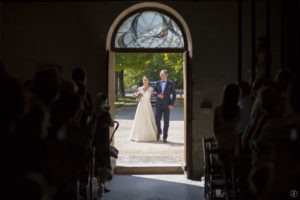 entrée de la mariée dans l'eglise par Sébastien Huruguen photographe de mariage à Bordeaux