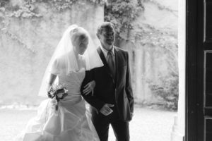 Photographe de Mariage à Bordeaux entrée église cérémonie religieuse Bruges