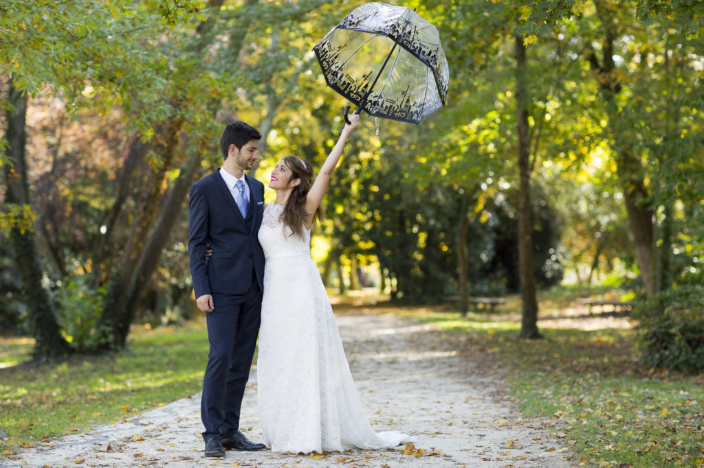 couple de jeunes mariés lors d'une séance trash the dress au parc majolan à blanquefort, Gironde (33) par le photographe de mariage bordelais Sébastien Huruguen