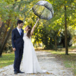 couple de jeunes mariés lors d'une séance trash the dress au parc majolan à blanquefort, Gironde (33) par le photographe de mariage bordelais Sébastien Huruguen
