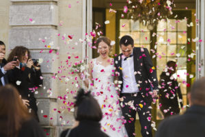 vive les mariés à la sortie de la cérémonie civile à talence en Gironde sous l'oeil du photographe de mariage à Bordeaux Sébastien Huruguen