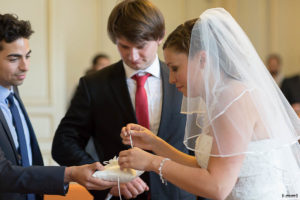 photographe-de-mariage-a-bordeaux-sebastien-huruguen-couple-mairie-bordeaux-ceremonie-civile-echange-des-alliances