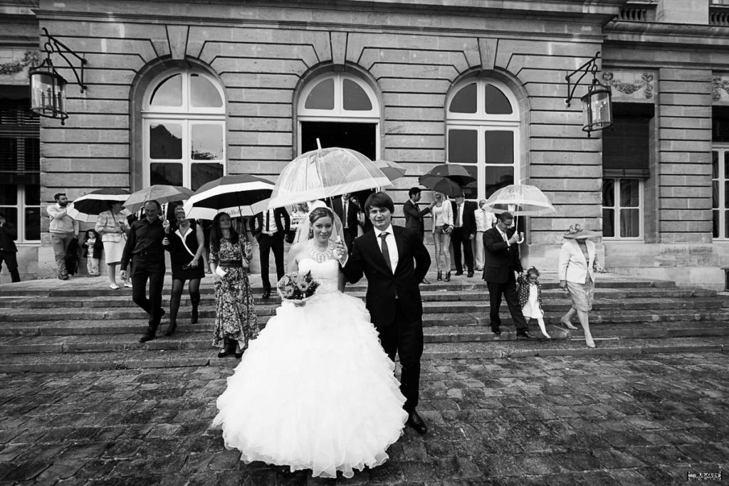 photographe-de-mariage-a-bordeaux-sebastien-huruguen-couple-mairie-bordeaux-ceremonie-civile-sortie-mairie