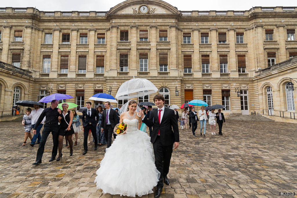 La sortie des mariés à la mairie de Bordeaux mariage civil Sebastien Huruguen photographe mariage