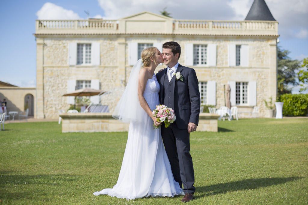 Photographe Mariage Bordeaux chateau lafitte laguens yvrac Sebastien Huruguen couple maries pelouse jardin