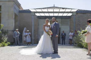 Photographe Mariage Bordeaux couple de jeunes maries a la mairie de blanquefort bouquet Sebastien Huruguen