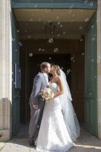 Photographe Mariage Bordeaux eglise blanquefort couple de jeunes maries embrassent bulles Sebastien Huruguen