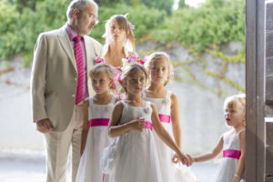 Photographe Mariage Bordeaux entree de la mariee et de ses demoiselles honneur et du pere eglise bruges Sebastien Huruguen