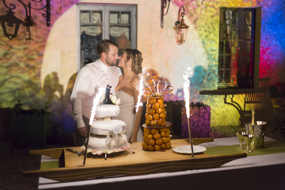 Les mariés coupent le gateau de mariage au chateau d'agassac à Ludon-Médoc soirée de mariage à Bordeaux photographe mariage Bordeaux Sebastien Huruguen