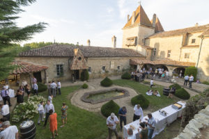 vin d'honneur réception mariage dans la cours du chateau de malvirade a marmande dans le lot et garonne par le photographe de mariage a bordeaux sebastien huruguen