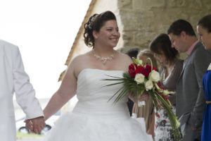 Photographe Mariage Bordeaux mariee radieuse qui arrive a la mairie aubbie et espessas Sebastien Huruguen