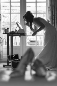 Préparatifs de la mariée, photo en noir et blanc de la mariée qui se maquille, Sebastien Huruguen Photographe Mariage Bordeaux
