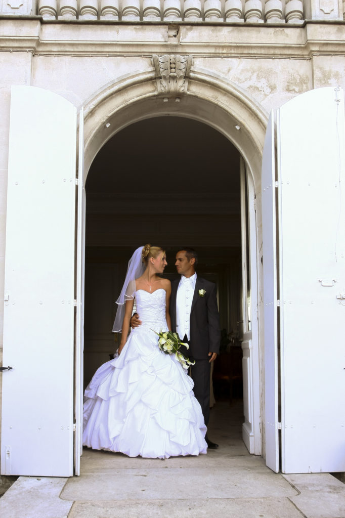 photographe de mariage a bordeaux Sebastien Huruguen mariés sortant du Grand Darnal à Bruges