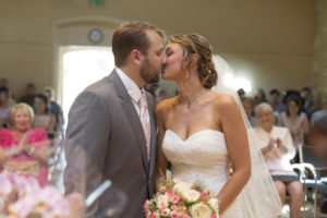 Photographe Mariage Bordeaux Sebastien Huruguen ceremonie de mariage civile blanquefort couple maries embrassent robe bouquet