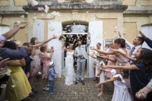 sortie de mairie vive les mariés en Gironde sous l'oeil du photographe de mariage à Bordeaux Sébastien Huruguen