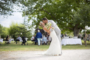 superbe couple de jeunes mariés s'embrassant dans le jardin du chateau eygreteau a coutras en Gironde sous l'oeil du photographe de mariage à Bordeaux Sébastien Huruguen