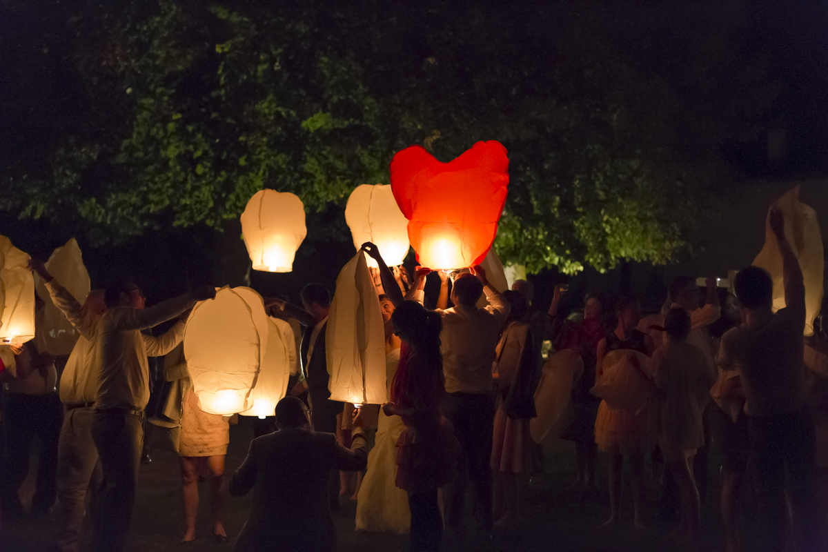 superbe photographie d'un laché de lanterne lors d'un mariage dans la région de bordeaux par Sebastien Huruguen photographe mariage bordeaux