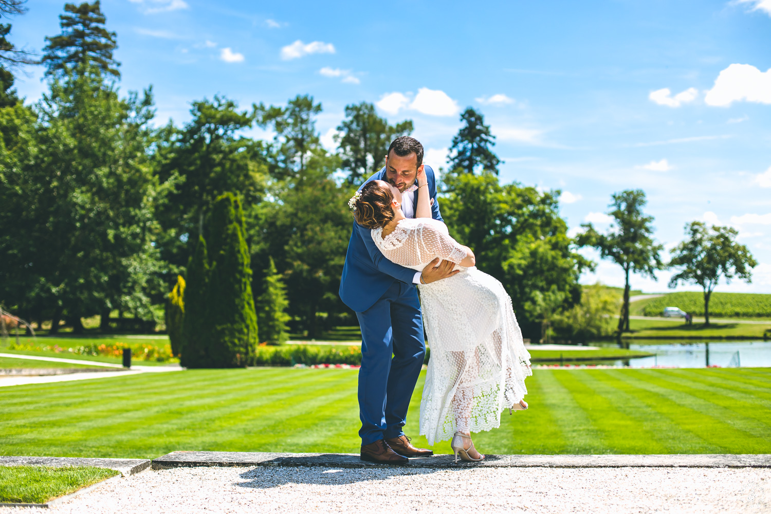 Photographe Mariage Mairie de Merignac Bordeaux Sebastien Huruguen couple souriant just married marchant dans le parc du centre ville en costume et chale vert