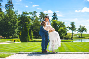 Couple de jeunes mariés s'embrassant sous l'objectif du photographe professionnel de mariage Sébastien Huruguen au Château Lagrange en Gironde.