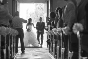 entree de la mariee a son mariage couple de maries eglise notre dame de beyssac a marmande invités et témoins sebastien huruguen