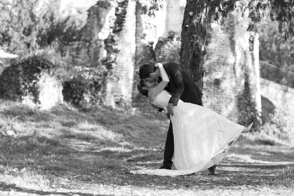 photographe mariage bordeaux sebastien huruguen noir et blanc seance trash the dress couple de jeunes mariés