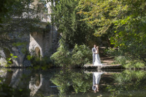 Photographe Mariage Bordeaux Sebastien Huruguen superbe photo canon EOS 5D mark III reflet plan eau couple de jeunes maries au parc de majolan seance trash the dress tarif