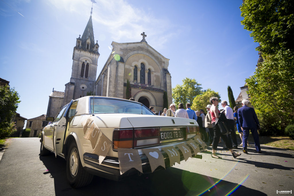 photographe-mariage-dordogne-sebastien-huruguen-eglise-clermont-de-beauregard-couple-jeunes-maries-les-mariages-de-mademoiselle-L-just-maried