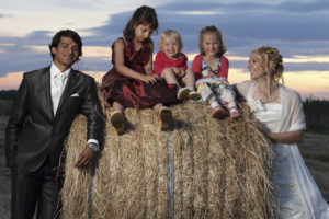 Portrait lors du vin d'honneur des mariés et d'enfants sur une botte de foin dans un champs près d'ayguemorte dans le gard. Sebastien Huruguen