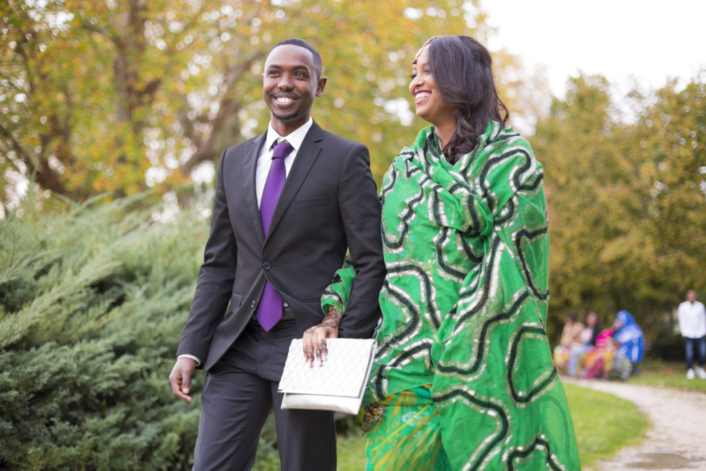 Photographe Mariage Mairie de Merignac Bordeaux Sebastien Huruguen couple souriant just married marchant dans le parc du centre ville en costume et chale vert