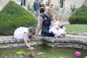 vin d'honneur réception mariage dans la cours du chateau de malvirade a marmande dans le lot et garonne par le photographe de mariage a bordeaux sebastien huruguen