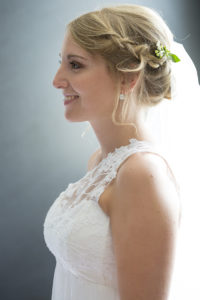 Photo d'une future mariée le jour de son mariage à Bordeaux, après la séance de coiffure et maquillage réalisée par Pauline B et l'essayage de sa robe de mariée. Photographe mariage Bordeaux sebastien huruguen