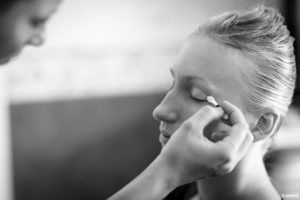 Préparatifs de mariage maquillage de la mariée photo en noir et blanc - Sébastien Huruguen Photographe Mariage Bordeaux