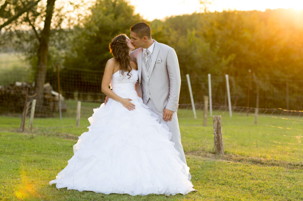 Sebastien Huruguen photographe de mariage a bordeaux couple de mariés mariage a marmande lumiere coucher de soleil dans un champs