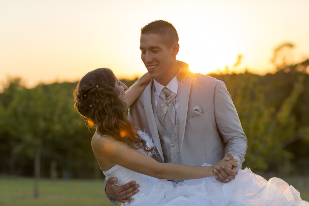 Sebastien Huruguen photographe de mariage a bordeaux couple de mariés mariage a marmande lumiere coucher de soleil dans un champs