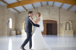 Sebastien Huruguen Photographe Mariage Bordeaux couple danse dans la salle du chateau lafitte laguens yvrac ouverture bal robe mariee costume